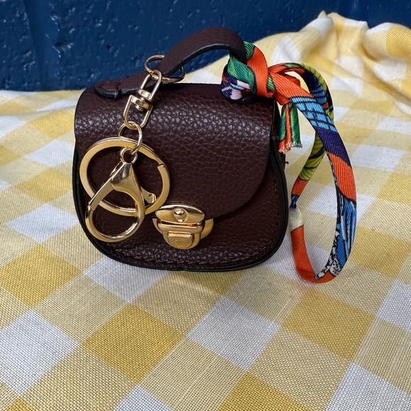 Chic Brown Leather Key Holder with Gold Details - Picture 1 of 5
